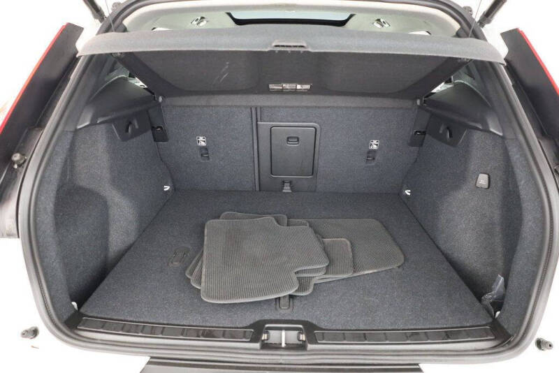 2024 Volvo XC40 B5 Plus Dark Theme