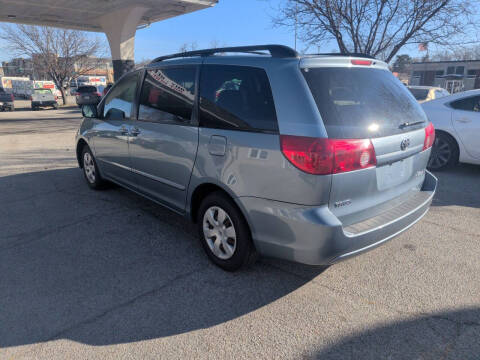 2007 Toyota Sienna LE 8-Passenger