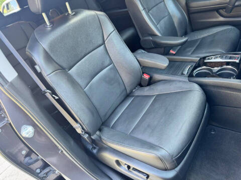 2022 Honda Pilot Touring w/Rear Captain's Chairs