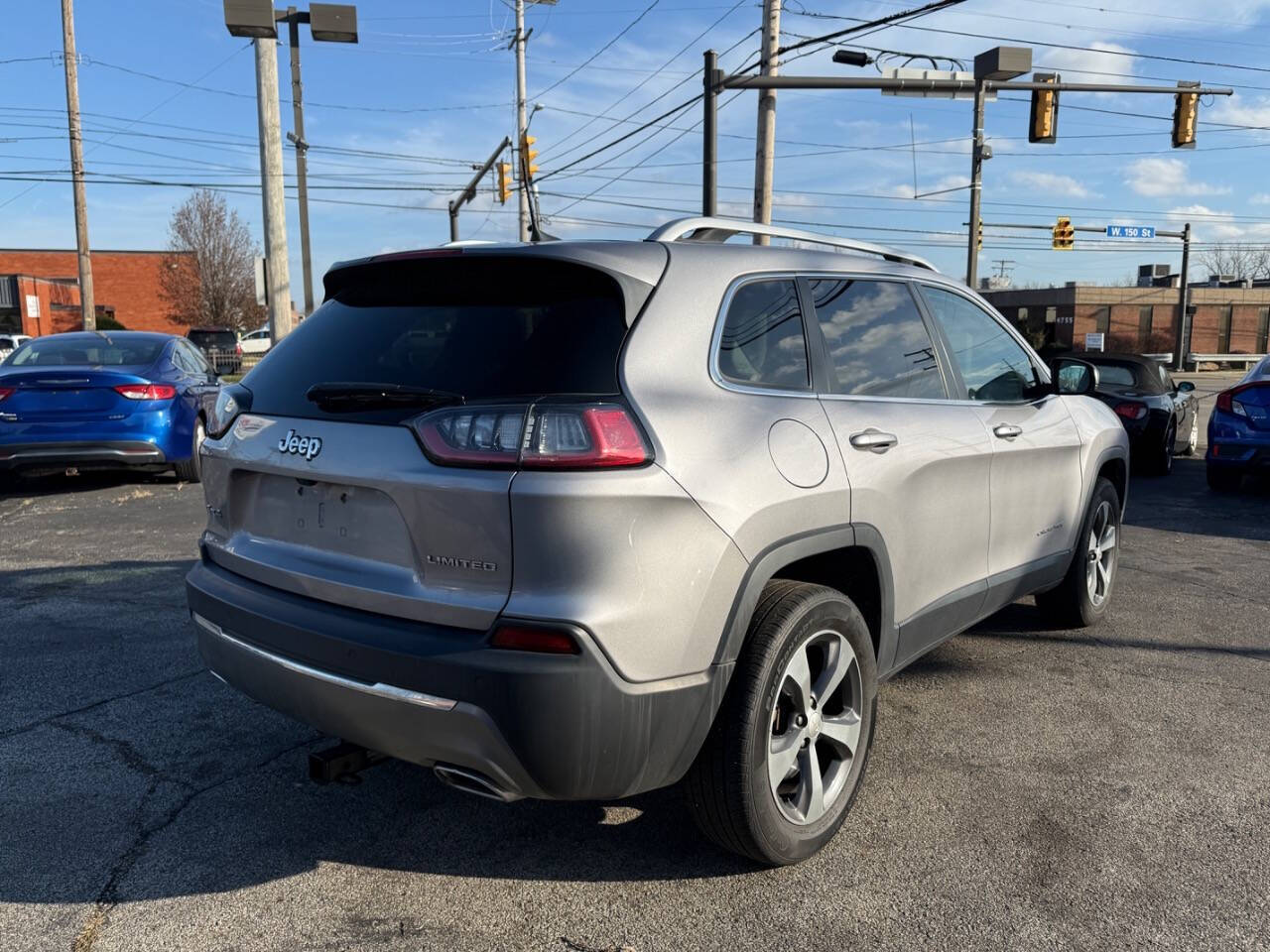 2019 Jeep Cherokee for sale at AVS AUTO GROUP LLC in CLEVELAND, OH