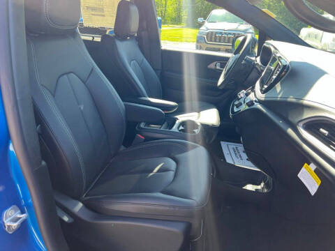 2027 Chrysler Pacifica Select