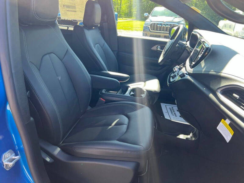 2027 Chrysler Pacifica Select