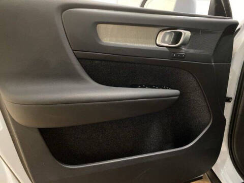 2025 Volvo XC40 B5 Plus Bright Theme
