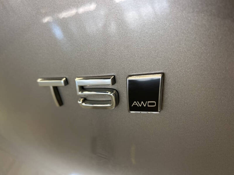 2022 Volvo XC40 T5 R-Design