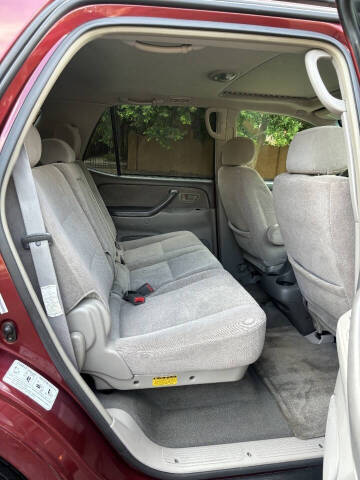 2004 Toyota Sequoia SR5