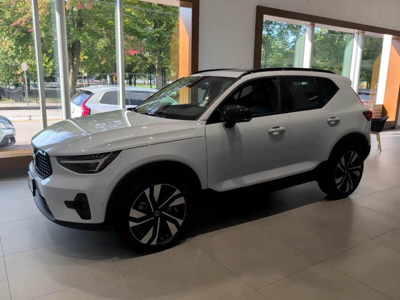 2025 Volvo XC40 B5 Plus Dark Theme