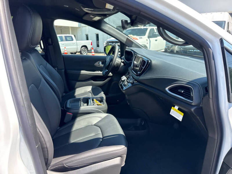 2027 Chrysler Pacifica Select