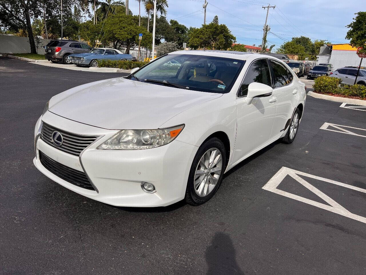 2014 LEXUS ES Sedan - $13,500