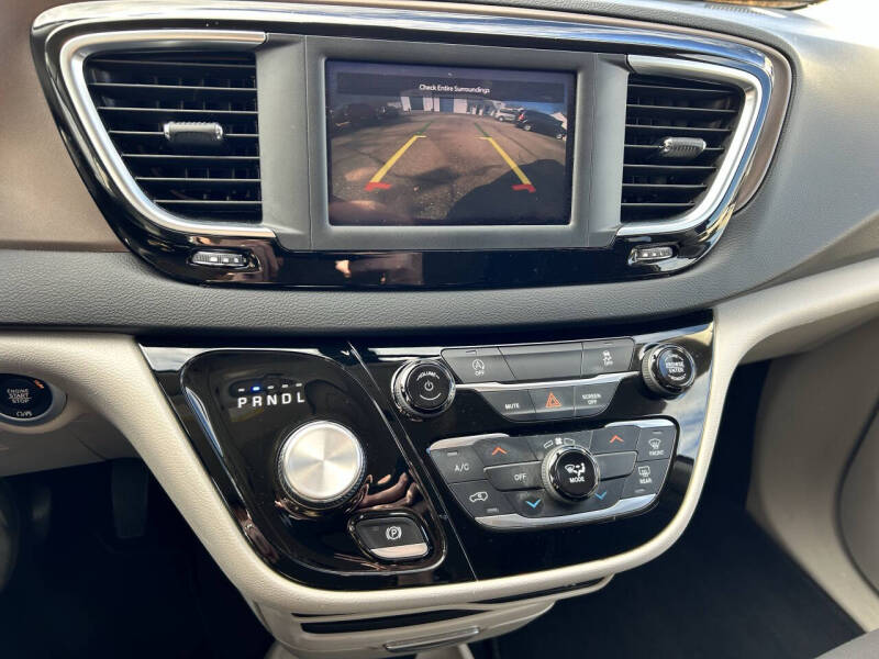 2022 Chrysler Voyager LX