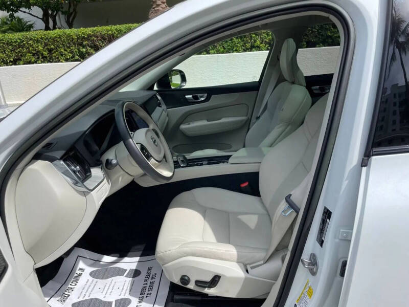 2023 Volvo XC60 B5 Plus Dark Theme