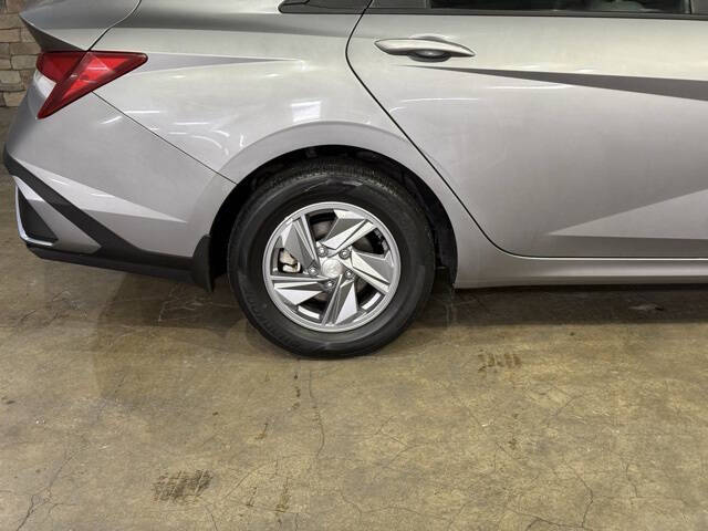 2024 Hyundai Elantra SE