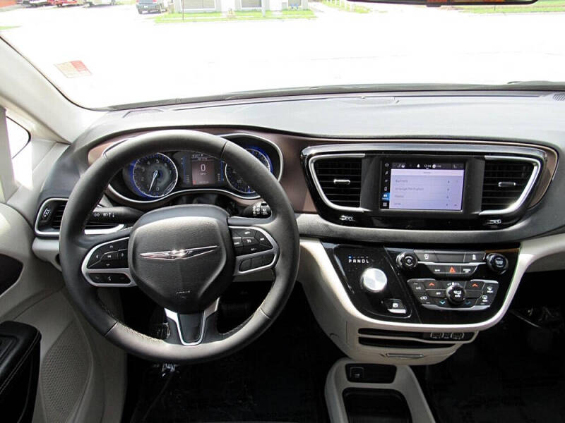 2022 Chrysler Voyager LX