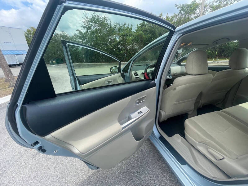 2014 Toyota Prius v Two