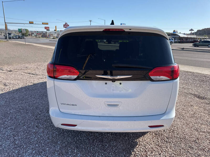 2023 Chrysler Voyager LX