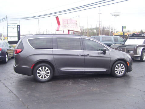 2017 Chrysler Pacifica for sale at Patricks Car & Truck in Whiteland IN