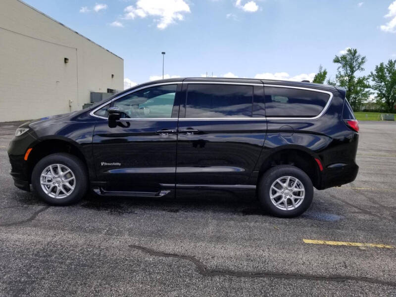 2025 Chrysler Pacifica Select