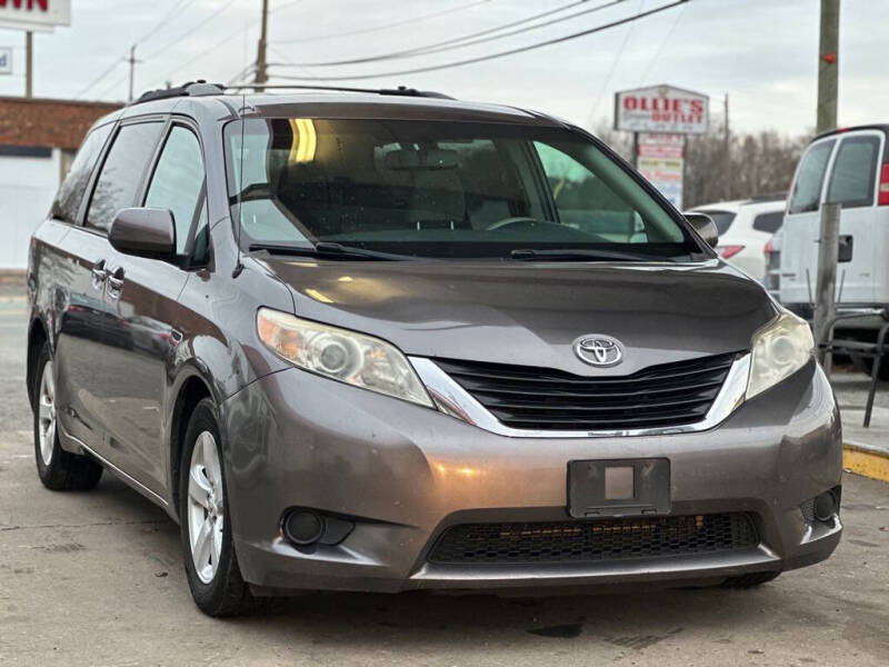 2012 Toyota Sienna LE's photo