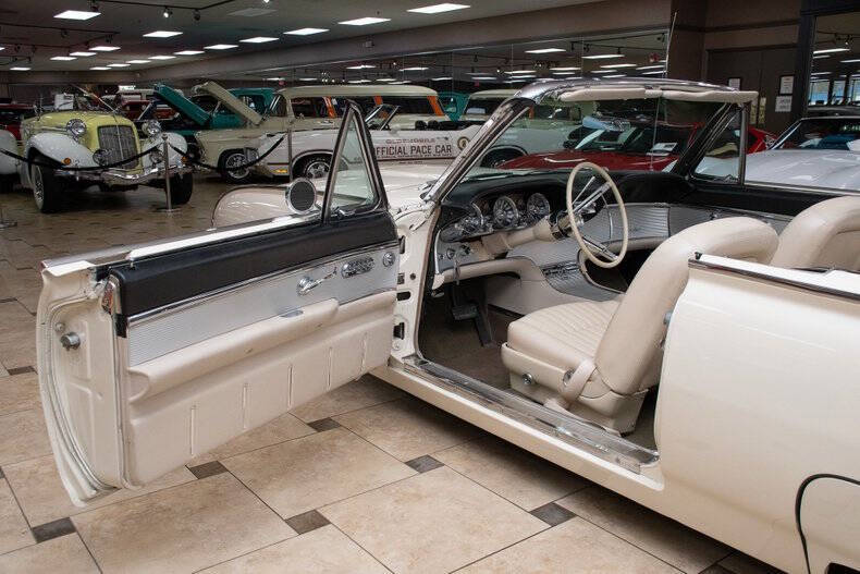 1962 Ford Thunderbird