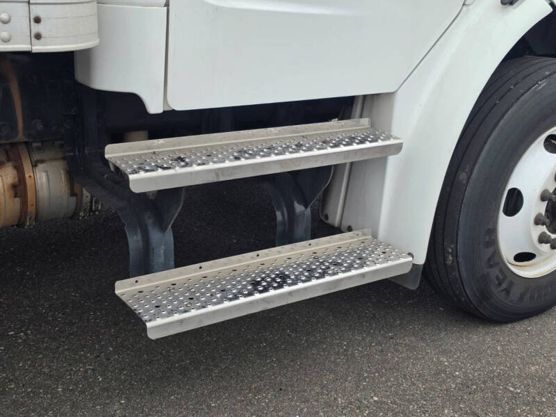 2018 Freightliner M2 106