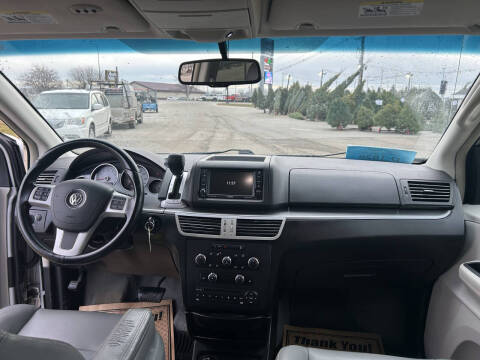 2011 Volkswagen Routan SE