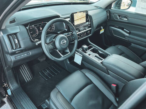 2025 Nissan Pathfinder SL