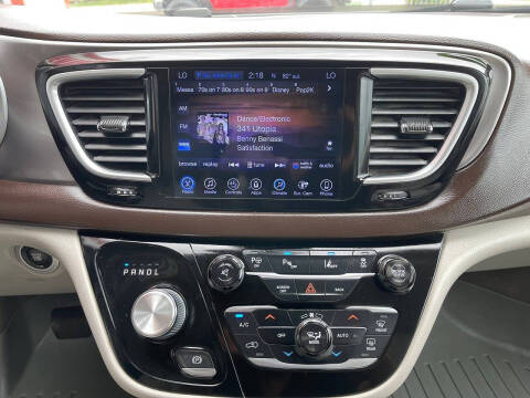 2017 Chrysler Pacifica Touring-L Plus
