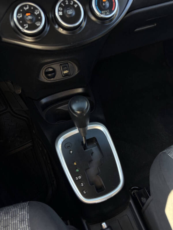 2016 Toyota Yaris 5-Door LE