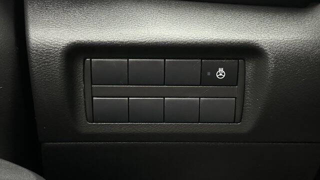 2022 Nissan Kicks SR