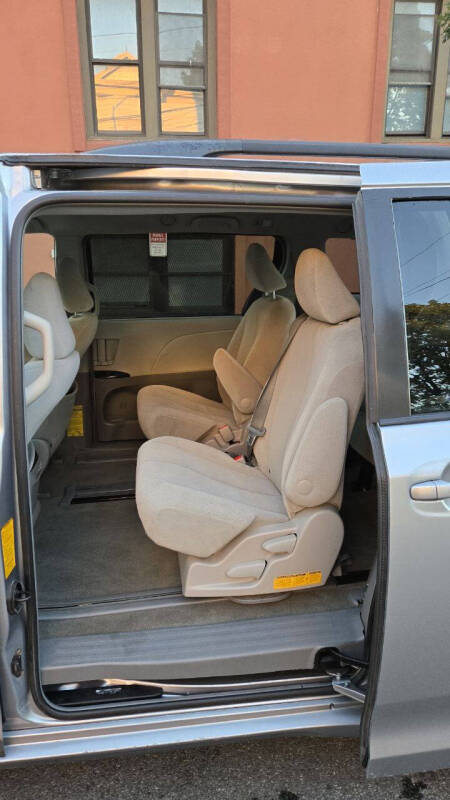 2014 Toyota Sienna LE 7-Passenger Auto Access Seat