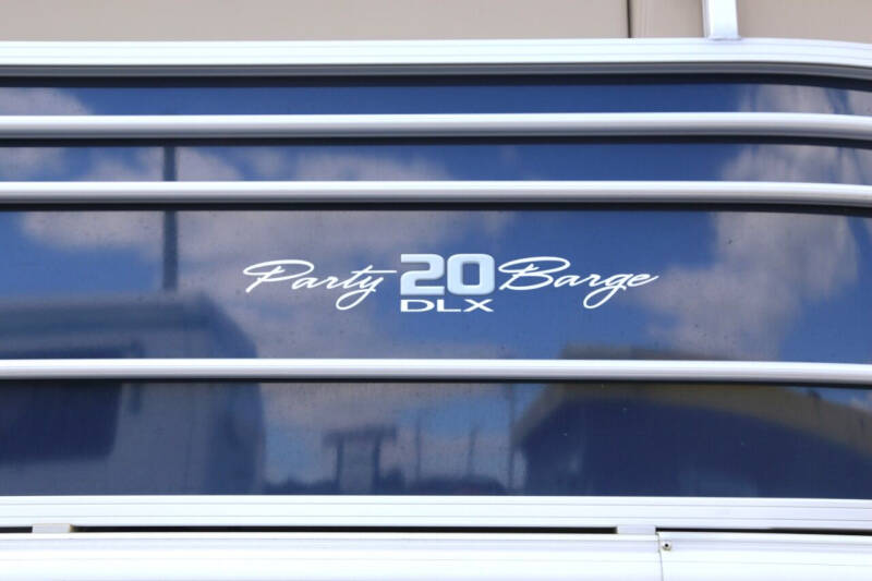 2020 Sun Tracker PANTOON BOAT