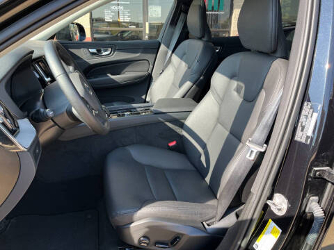 2025 Volvo XC60 B5 Plus Dark Theme