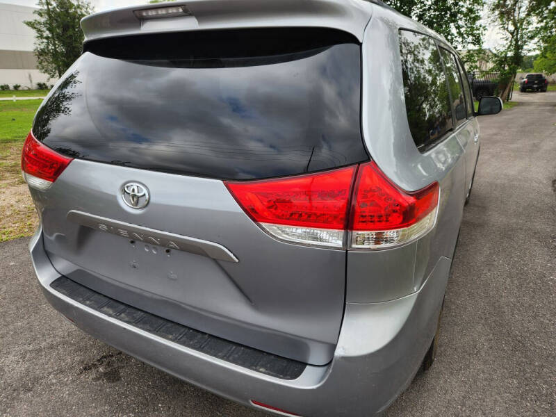 2013 Toyota Sienna L photo 8