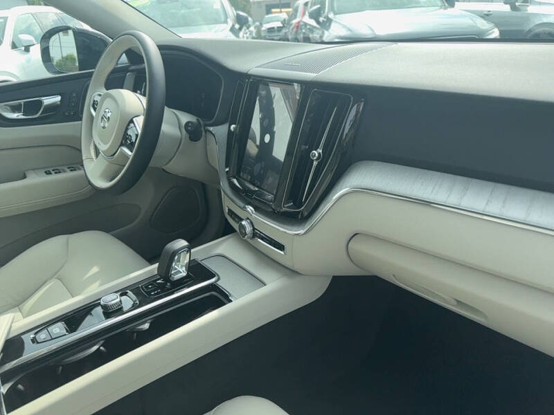 2025 Volvo XC60 T8 Plus Dark Theme