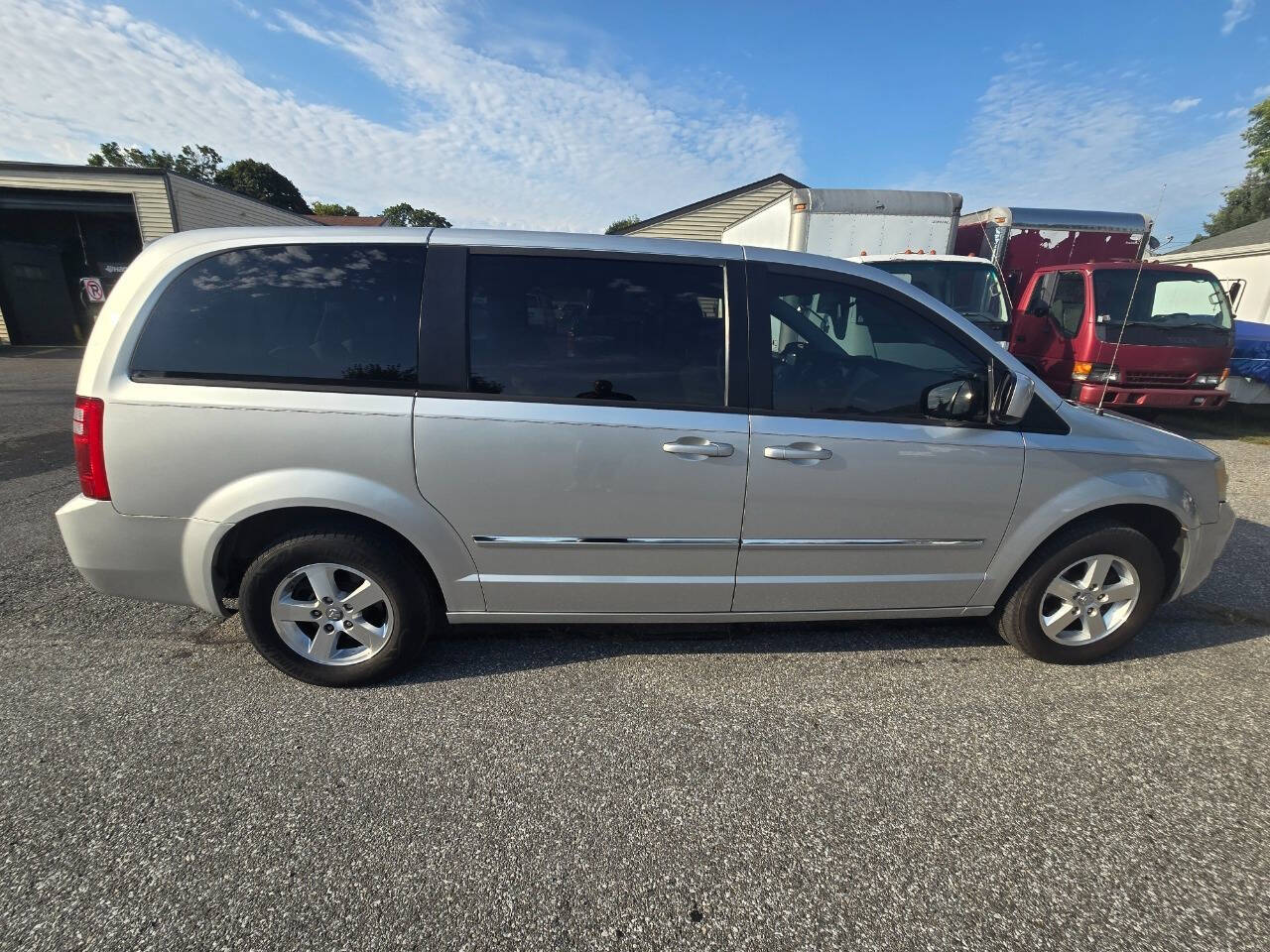 2008 Dodge Grand Caravan for sale at QUEENSGATE AUTO SALES in York, PA