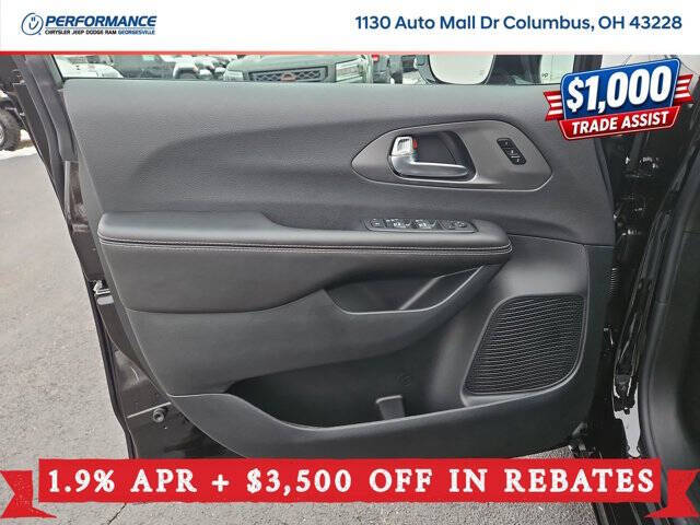 2026 Chrysler Pacifica Select