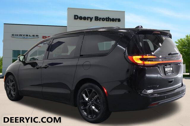 2026 Chrysler Pacifica Select