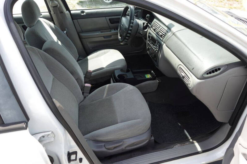 2003 Ford Taurus SE