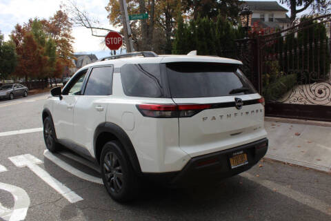 2022 Nissan Pathfinder SV