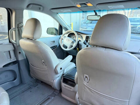 2014 Toyota Sienna LE 7-Passenger