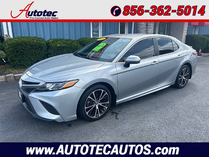 2020 Toyota Camry SE's photo