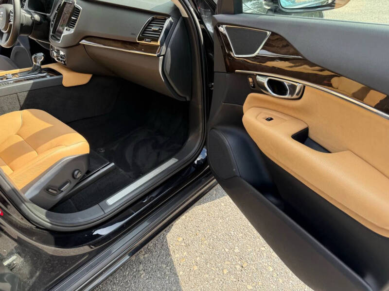 2016 Volvo XC90 T6 Momentum