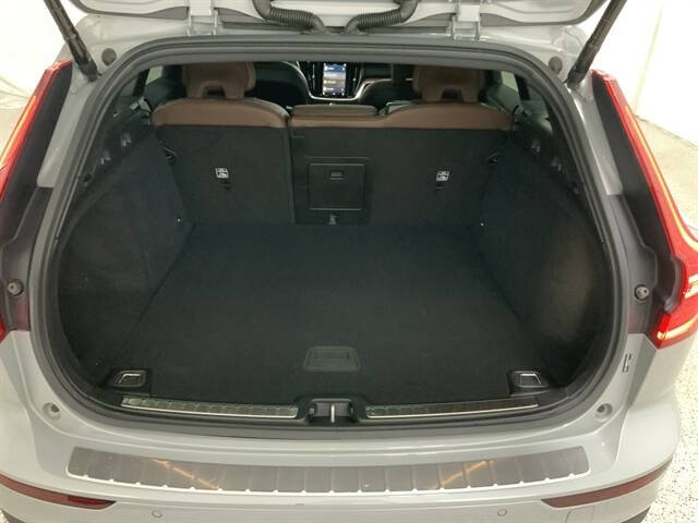 2025 Volvo V60 Cross Country B5 Plus