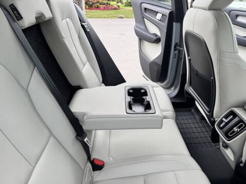 2024 Volvo XC40 B5 Plus Bright Theme