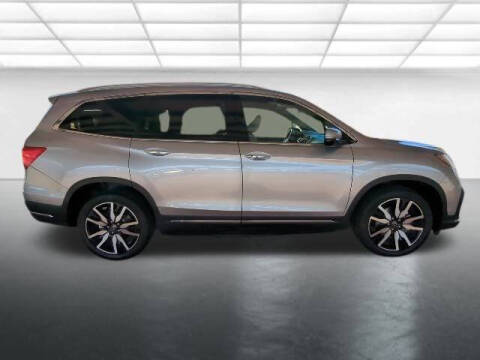 2022 Honda Pilot Touring w/Rear Captain's Chairs