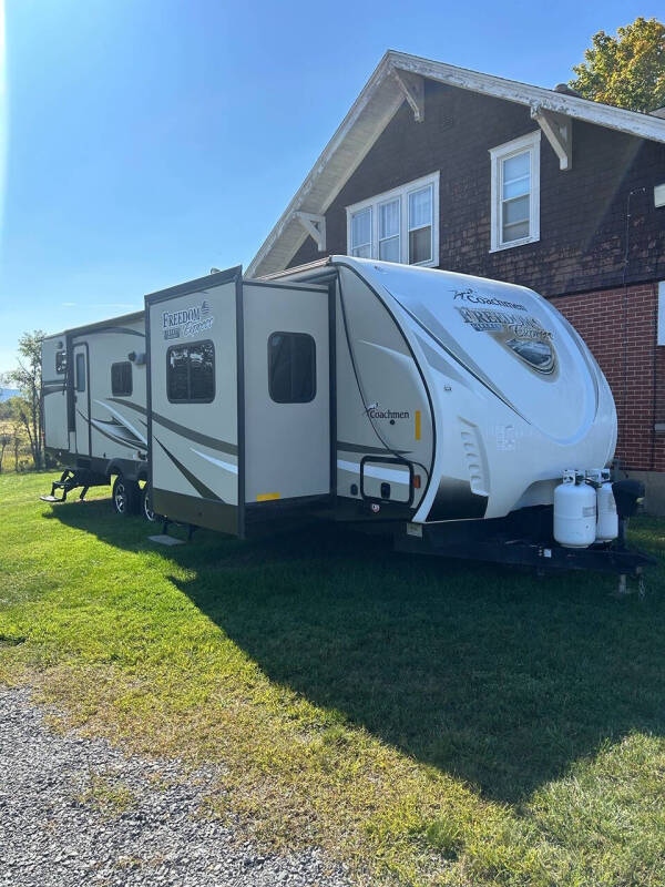 2017 Coachmen RV Freedom Express Liberty Editio