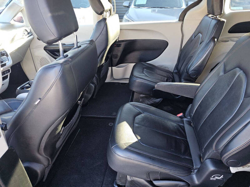 2017 Chrysler Pacifica Touring-L