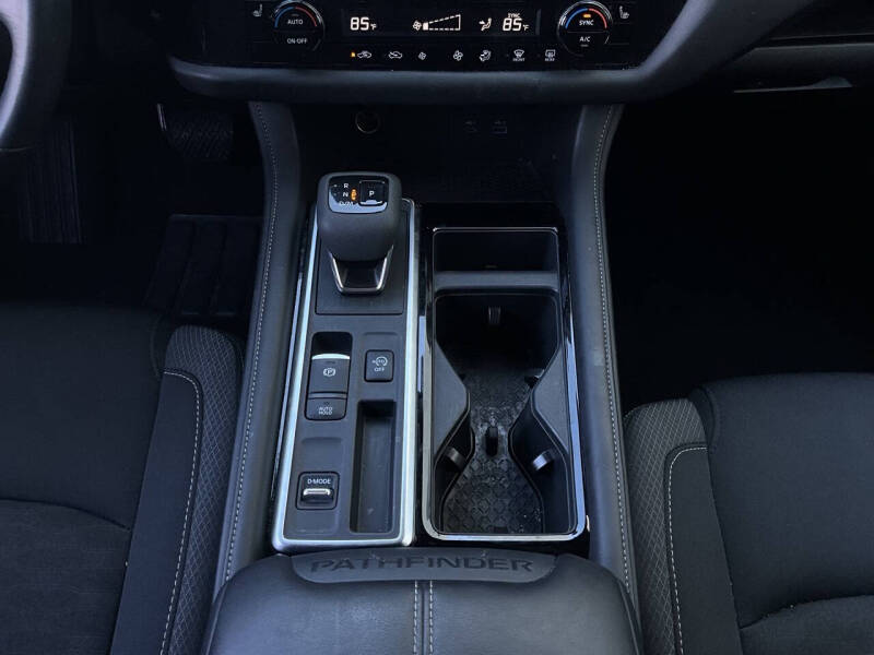 2025 Nissan Pathfinder SV
