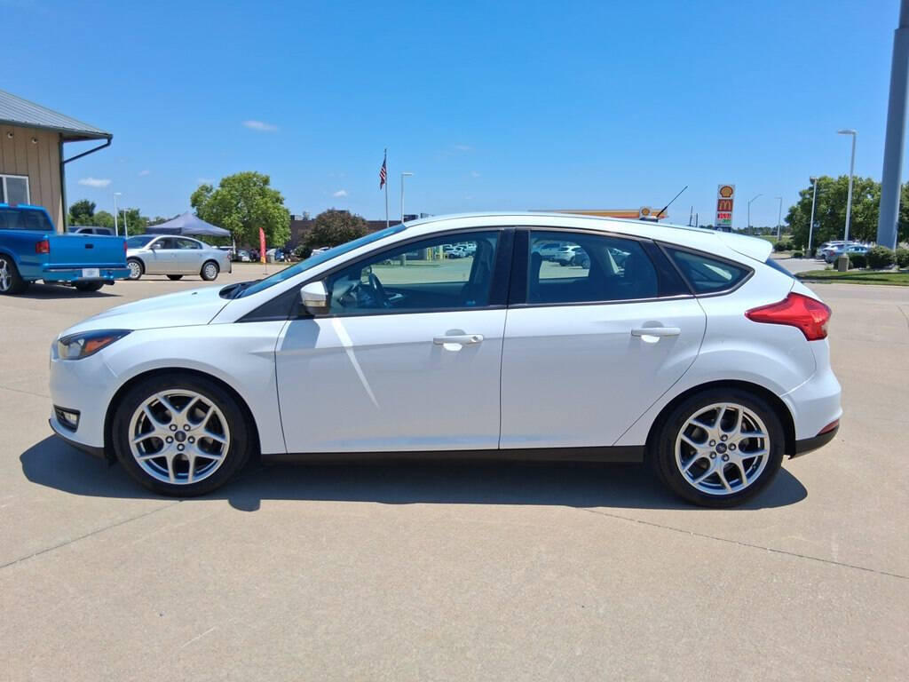 White 2015 Ford Focus SE SE 4dr Hatchback 2