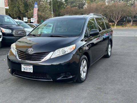 2017 Toyota Sienna LE 8-Passenger
