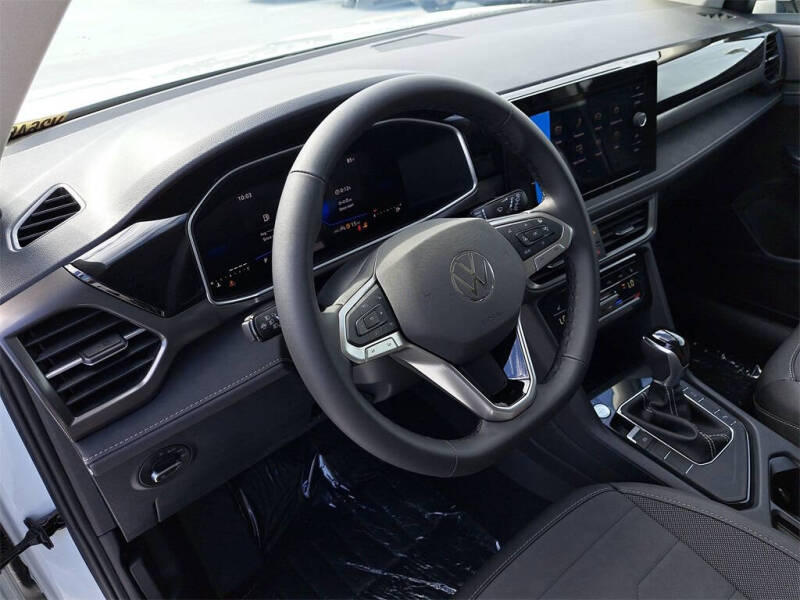 2025 Volkswagen Taos SE Black